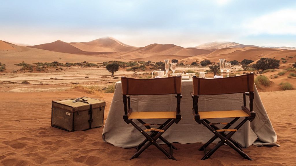 voyages de luxe namibie sonop zannier hotel table exterieur