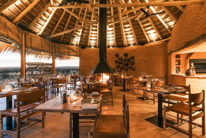 voyages de luxe namibie windhoek oumaanda lodge restaurant
