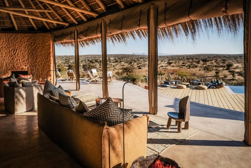 voyages de luxe namibie windhoek oumaanda lodge salon terrasse