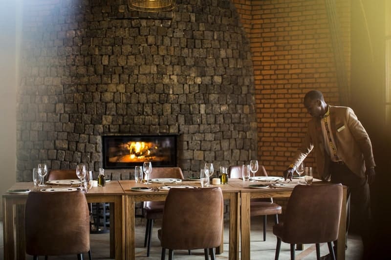 voyages de luxe rwanda bisate lodge table cheminee