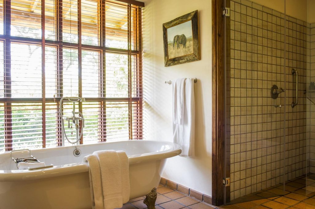 voyages-de-luxe-tanzanie-arusha-legendary-lodge-chambre-bain