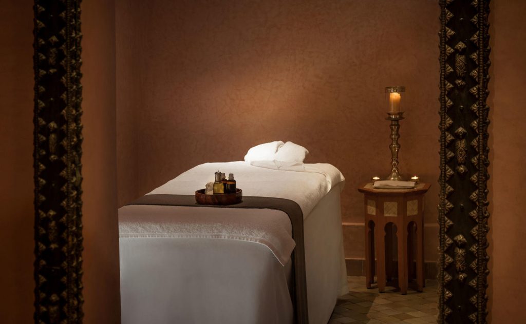 voyages de luxe hotel amanjena maroc massage table