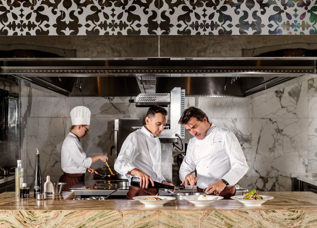 Savourez les influences culinaires d'Europe, d'Asie et du Moyen-Orient au Zest, créé sous l'œil avisé du chef visionnaire et étoilé Yannick Alléno