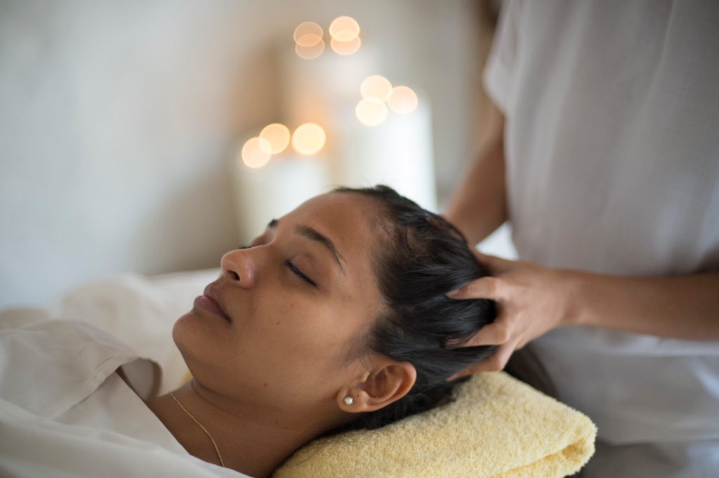 voyages de luxe hotel six senses zighy bay spa massage