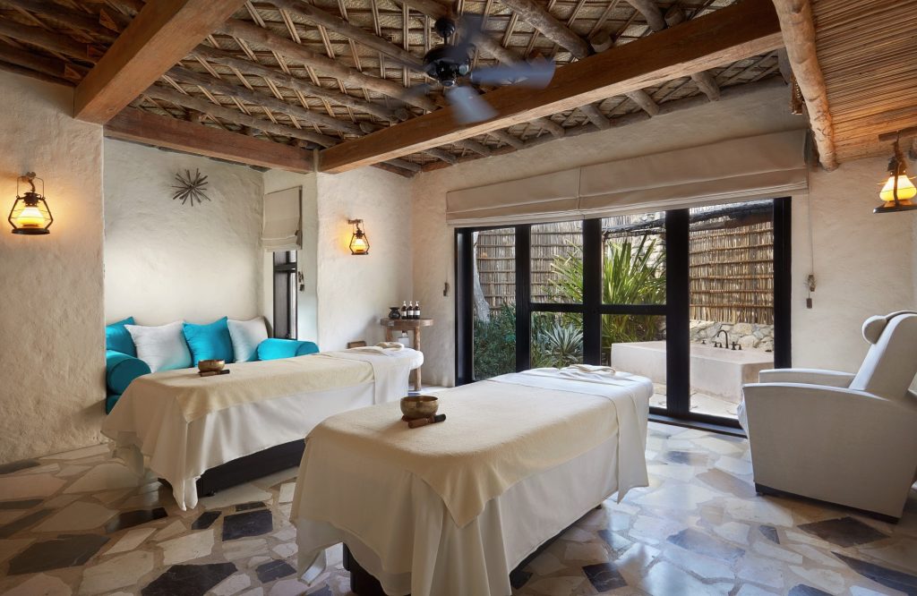 voyages de luxe hotel six senses zighy bay spa massage salle
