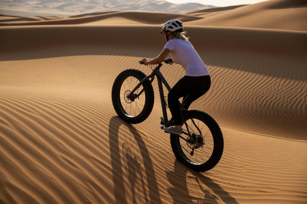Qasr Al Sarab Desert Resort by Anantara. Fat biking du désert