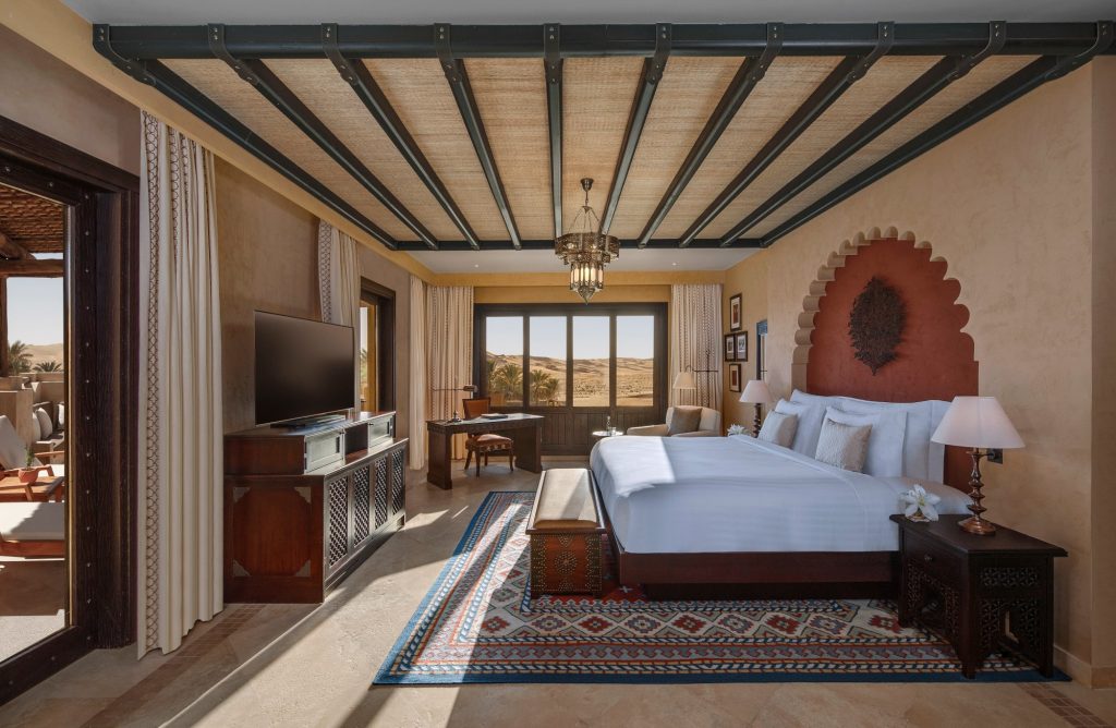 Qasr Al Sarab Desert Resort by Anantara. chambre de luxe avec terrasse privée