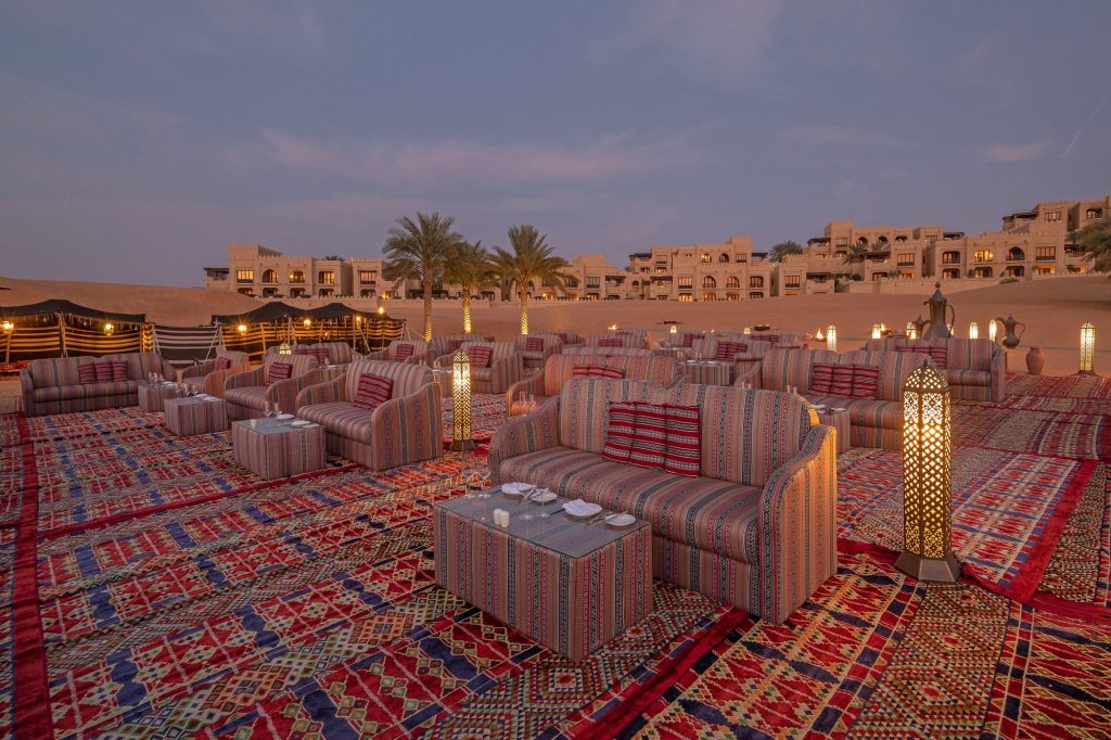 Qasr Al Sarab Desert Resort by Anantara. Repas Bédouin sous les étoiles