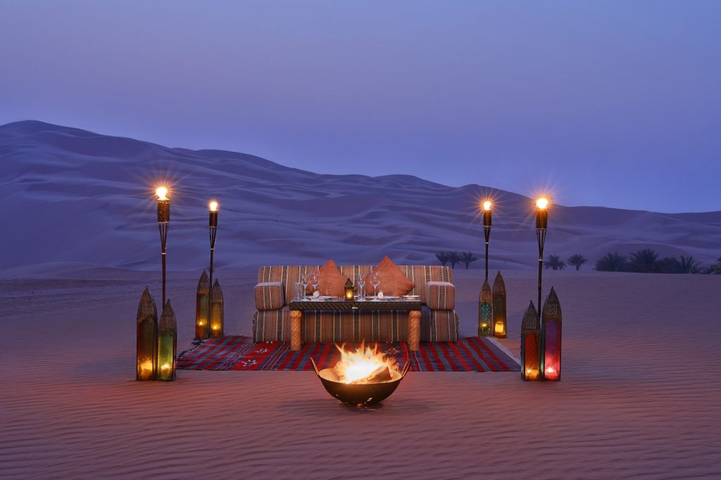 Qasr Al Sarab Desert Resort by Anantara. dîner privé dans le désert