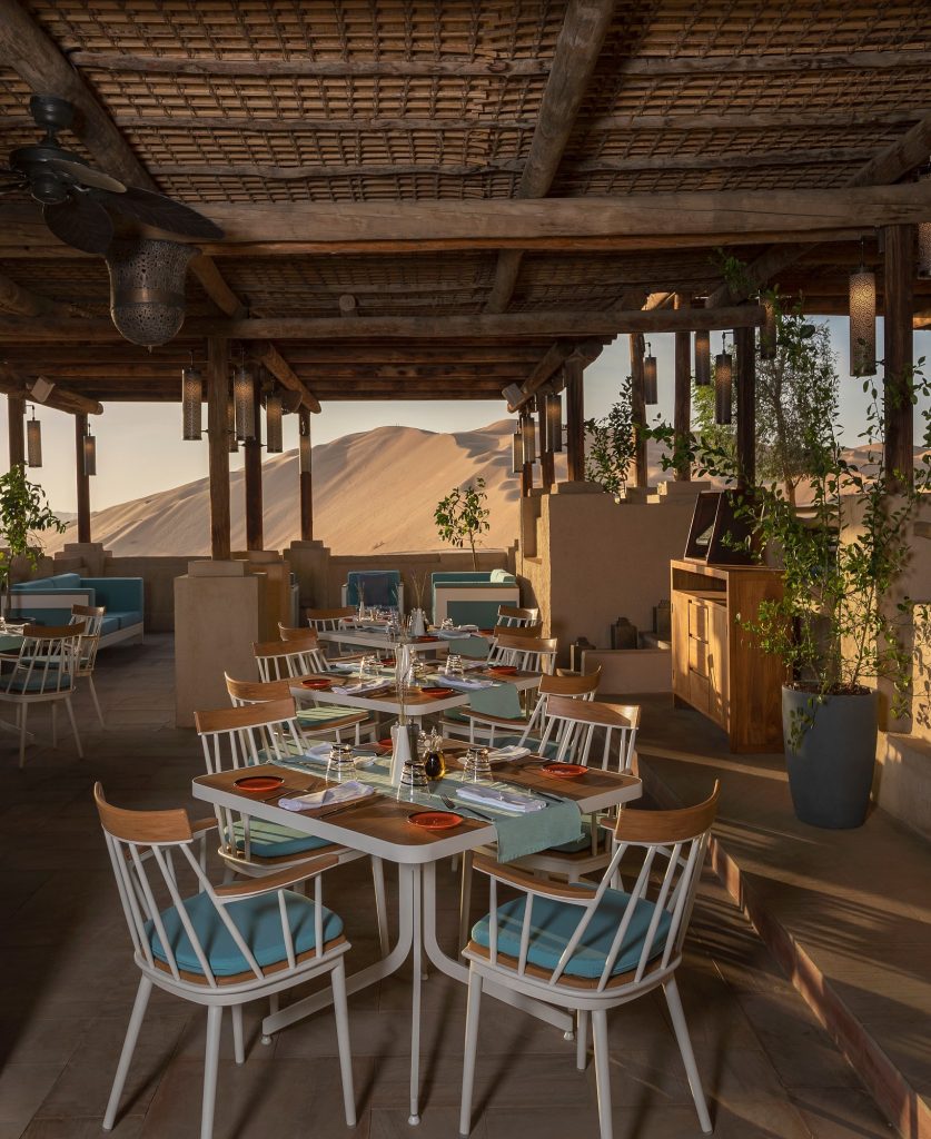 Qasr Al Sarab Desert Resort by Anantara. Restaurant méditerranéen et bar au bord de la piscine