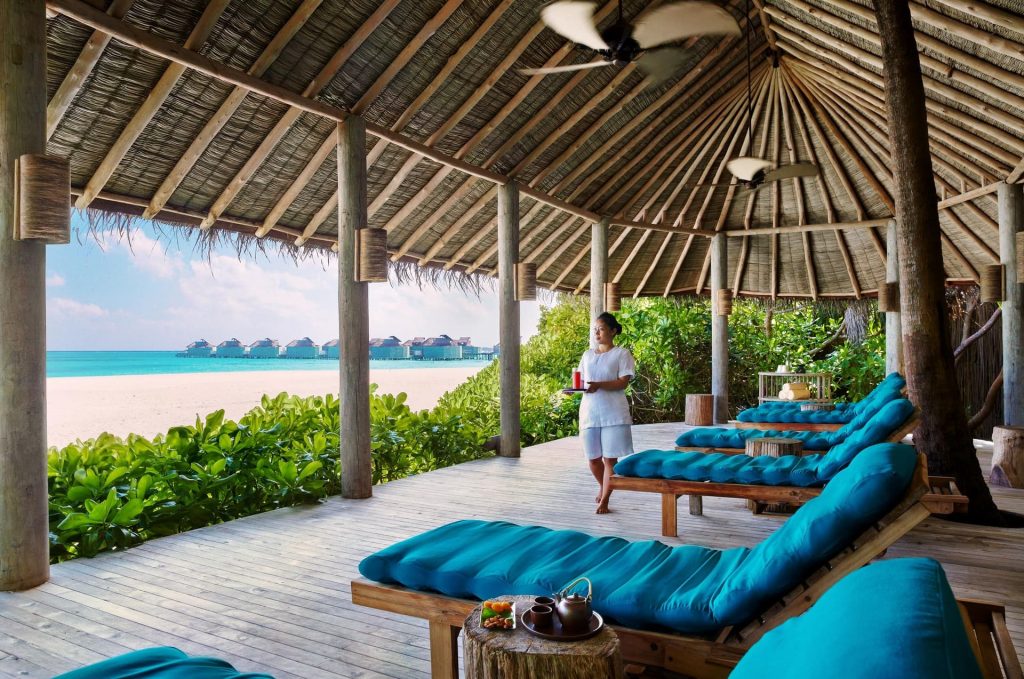 voyages de luxe hotel six senses laamu experience spa relaxation ongles
