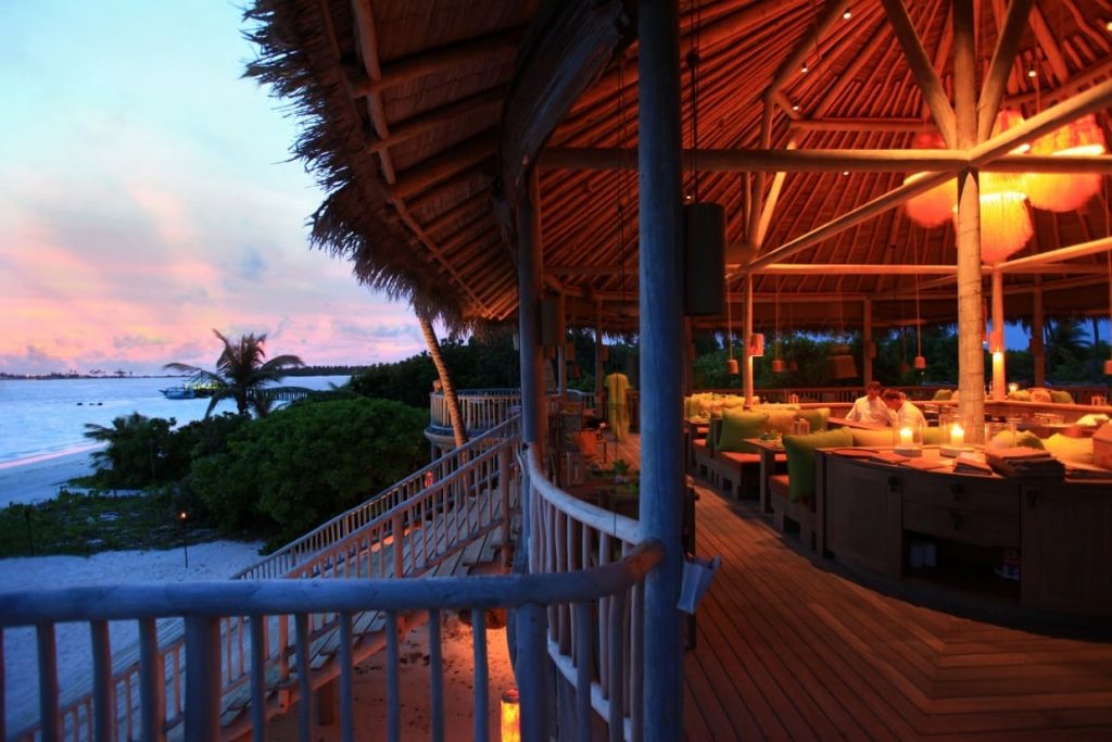 voyages de luxe hotel six senses laamu restaurants leaf interieur coucher soleil