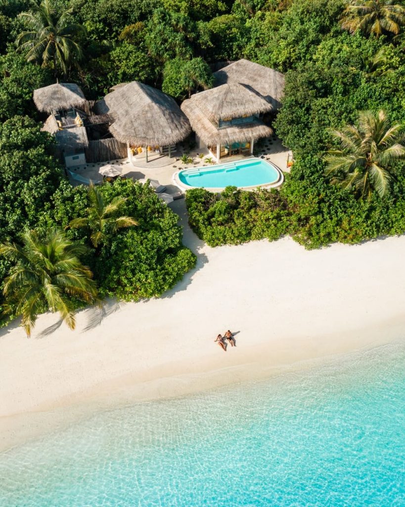 voyages de luxe hotel six senses laamu villa ocean beach avec piscine lagon