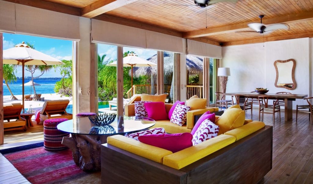 voyages de luxe hotel six senses laamu villa ocean beach avec piscine salon salle a manger