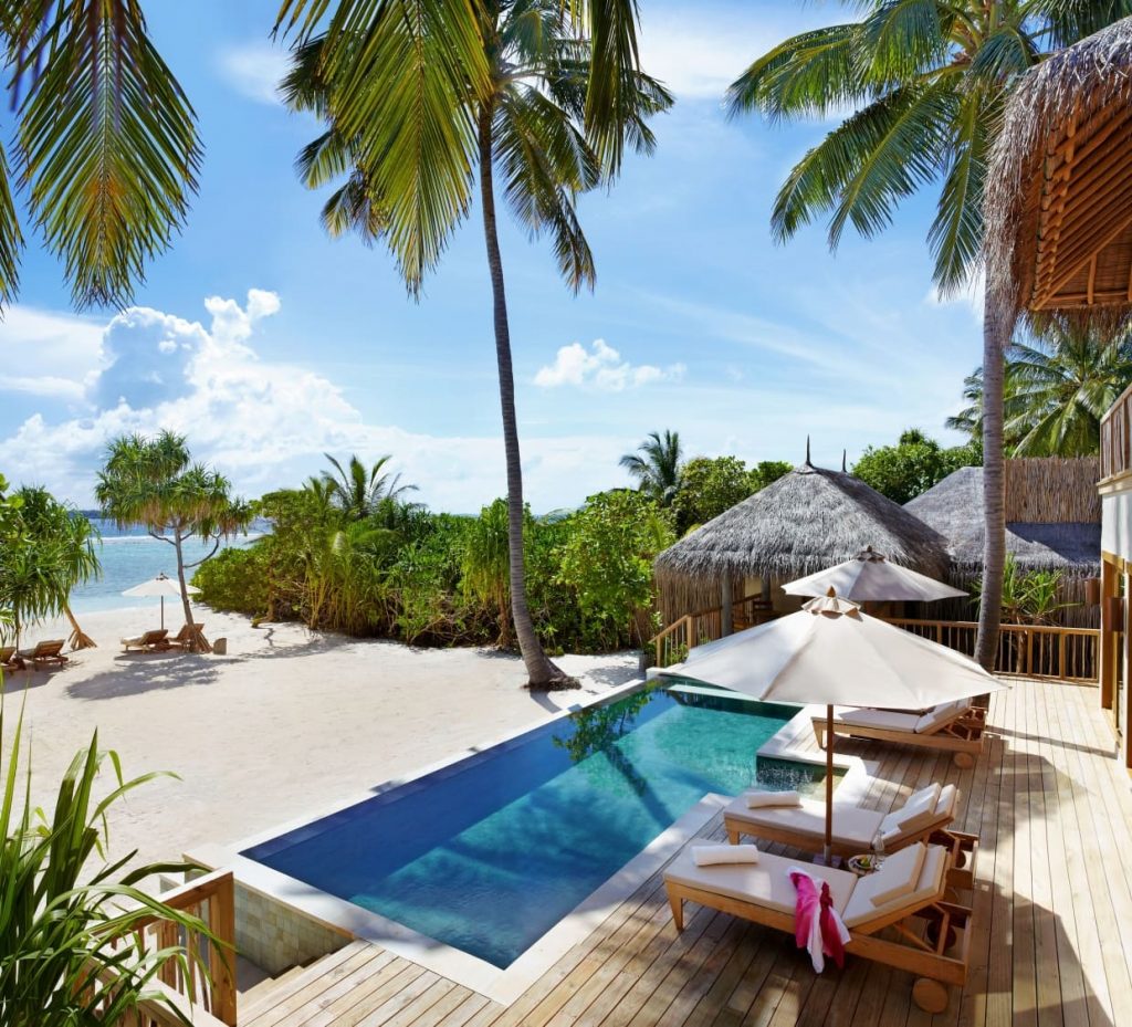 voyages de luxe hotel six senses laamu villa ocean beach avec piscine vue