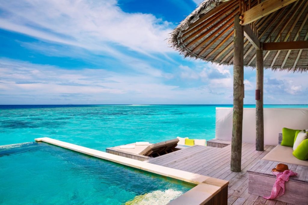 voyages de luxe hotel six senses laamu villa sur pilotis avec piscine deck