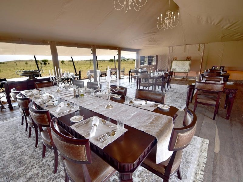 voyages de luxe ultime safari afrique one nature nyaruswiga table