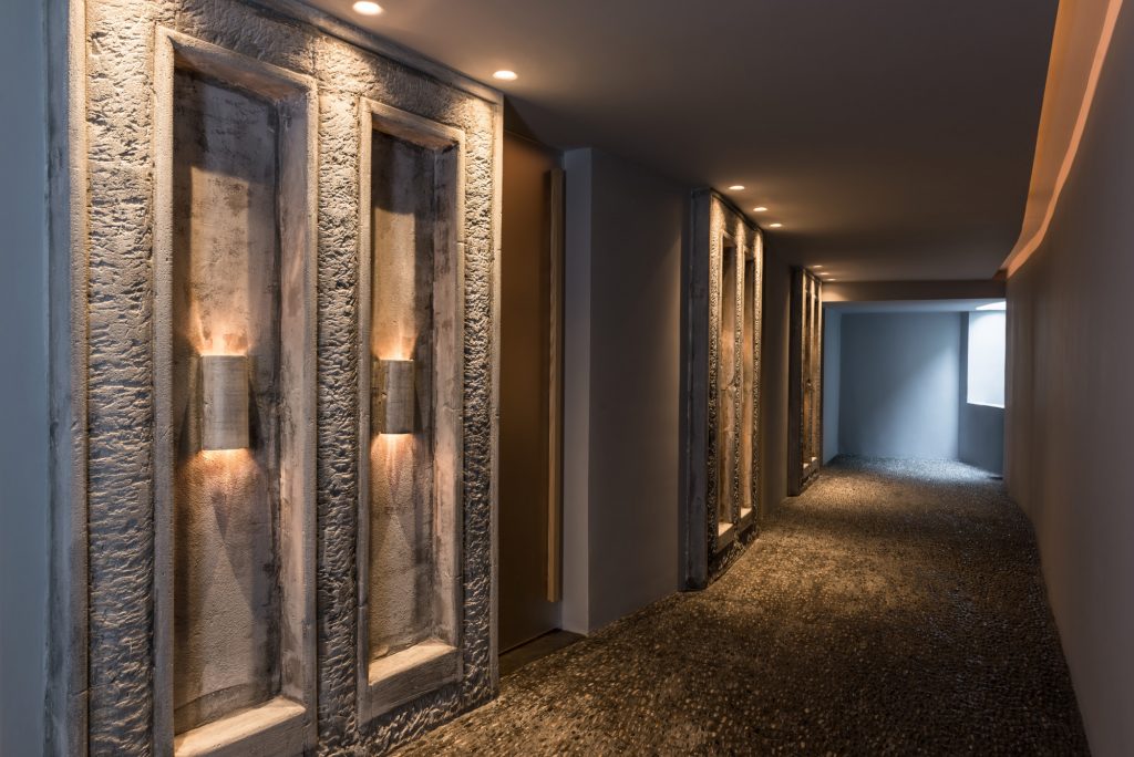 voyages-de-luxe-santorin-andronis-concept-spa-couloir