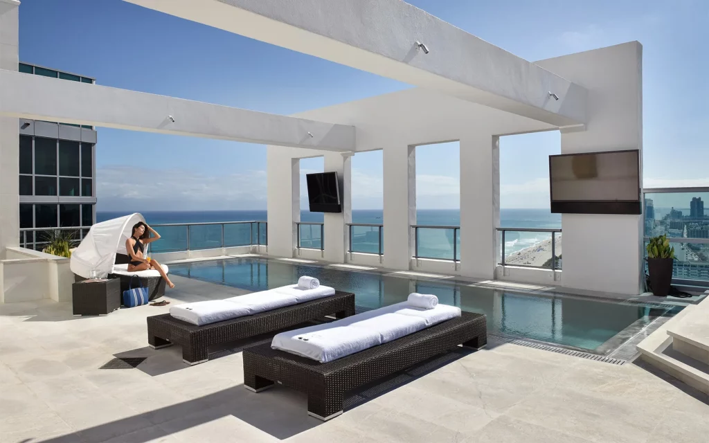 voyages-de-luxe-hotels-the-setai-miami-beach-rooms-penthousesuite_terrace-pool