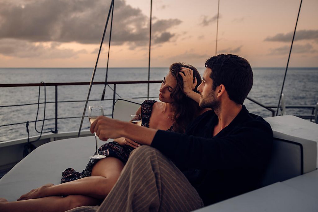 Couple à bord d’un yacht Ponant au coucher du soleil dans les Caraïbes