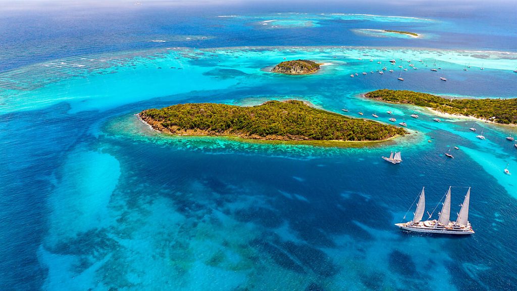 Yacht Ponant dans les Caraïbes avec vue aérienne sur les eaux turquoise et les îles tropicales