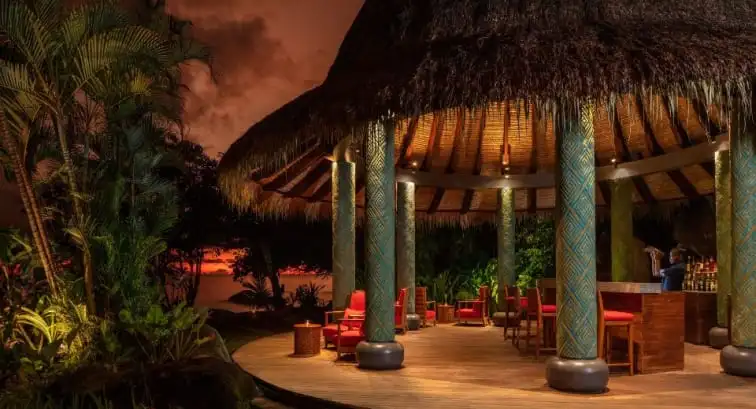 Voyages de luxe Antara Maia Seychelles Sunset Pool Bar
