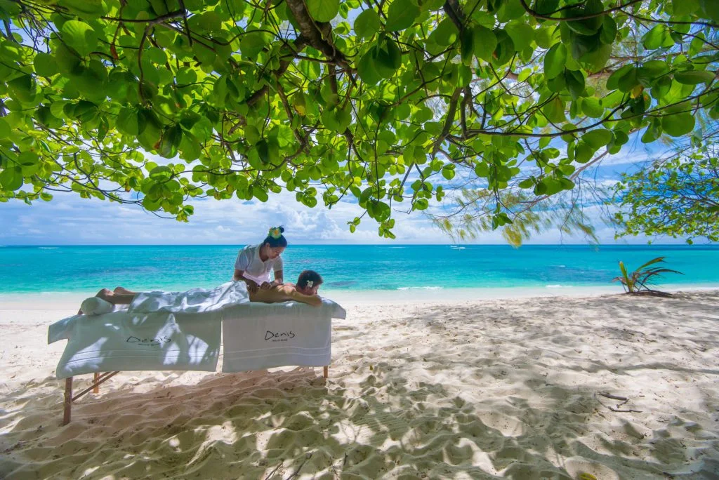 voyages-de-luxe-hotels-denis-private-island-seychelles-Leisure_Massage-under-the-tree