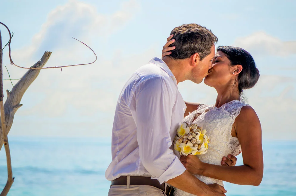 voyages-de-luxe-hotels-denis-private-island-seychelles-Wedding-Couple-Kiss