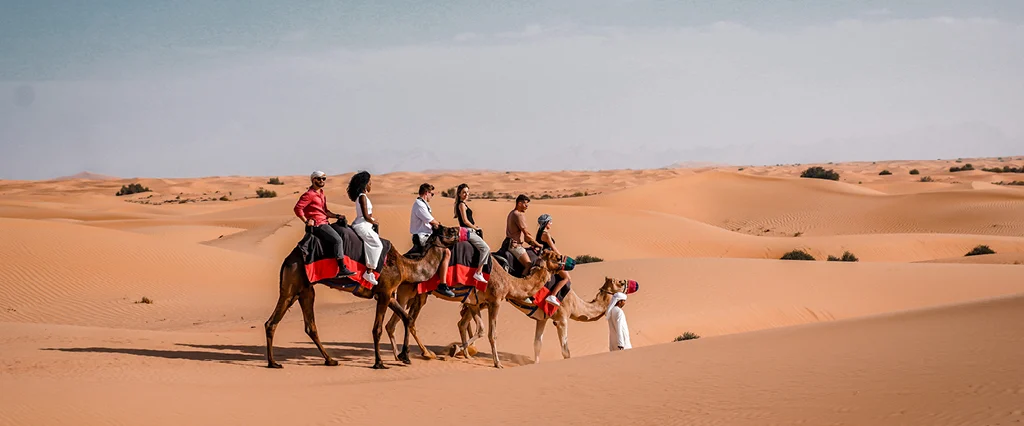 expérience de balade à dos de chameaux -dubaï-voyages-de-luxe