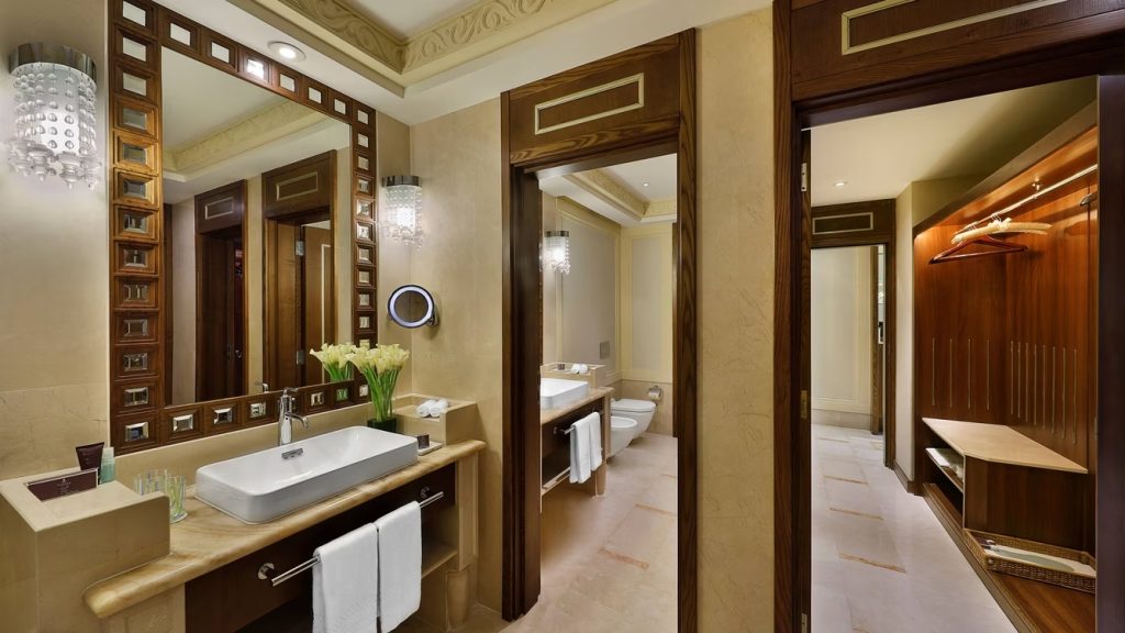 salle-de-bains-suite-executive-mer-al-bustan-palace-voyages-de-luxe