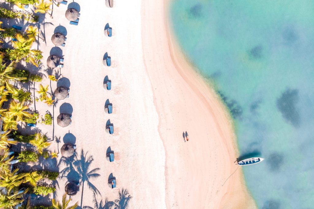 plage de sable blanc immaculée à l'île Maurice au Shangri-La Le Touesrok : Voyages de Luxe 