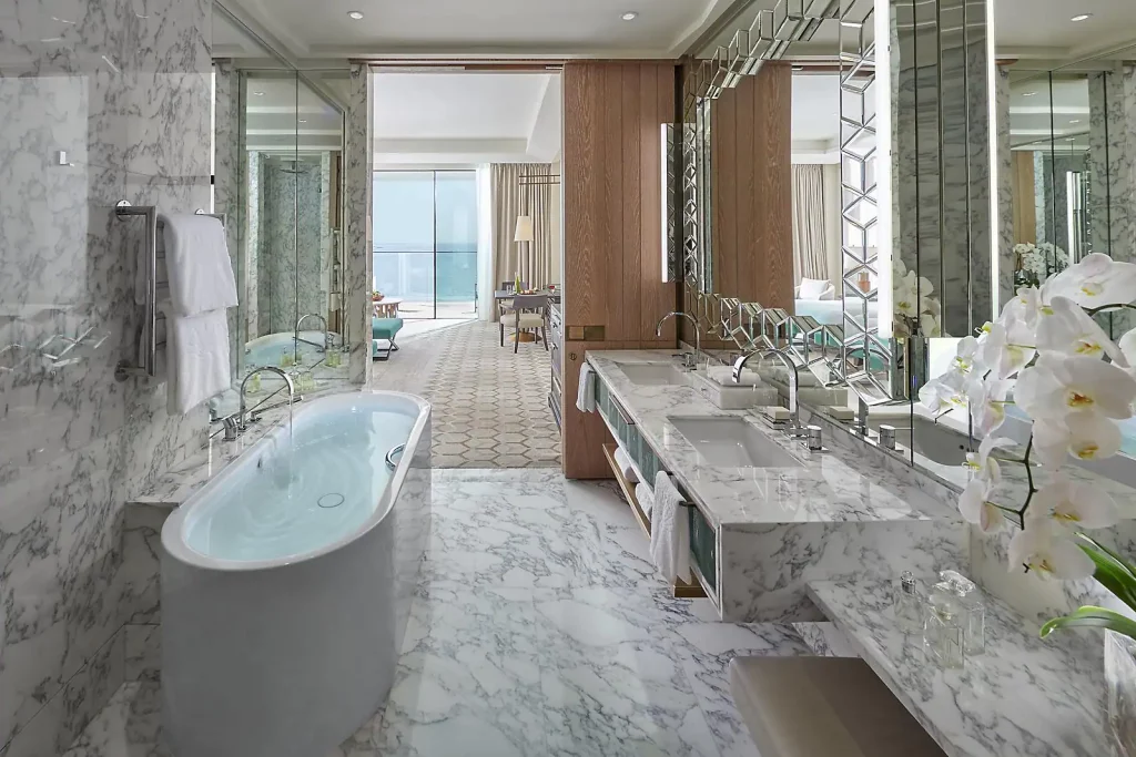 Votre salle de bains de luxe à Dubaï avec baignoire profonde et douche à l'italienne au Mandarin Oriental Jumeira