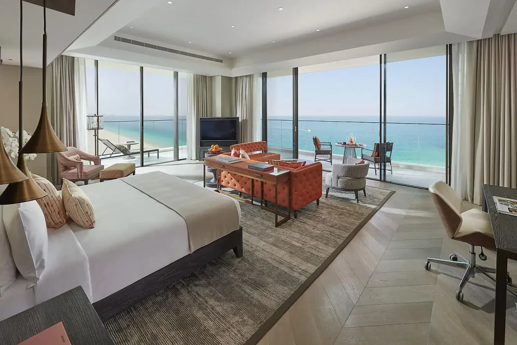Voyages-de-Luxe_Mandarin-Oriental-Jumeira-Dubai_suite-mandarin-sea-front-bedroom