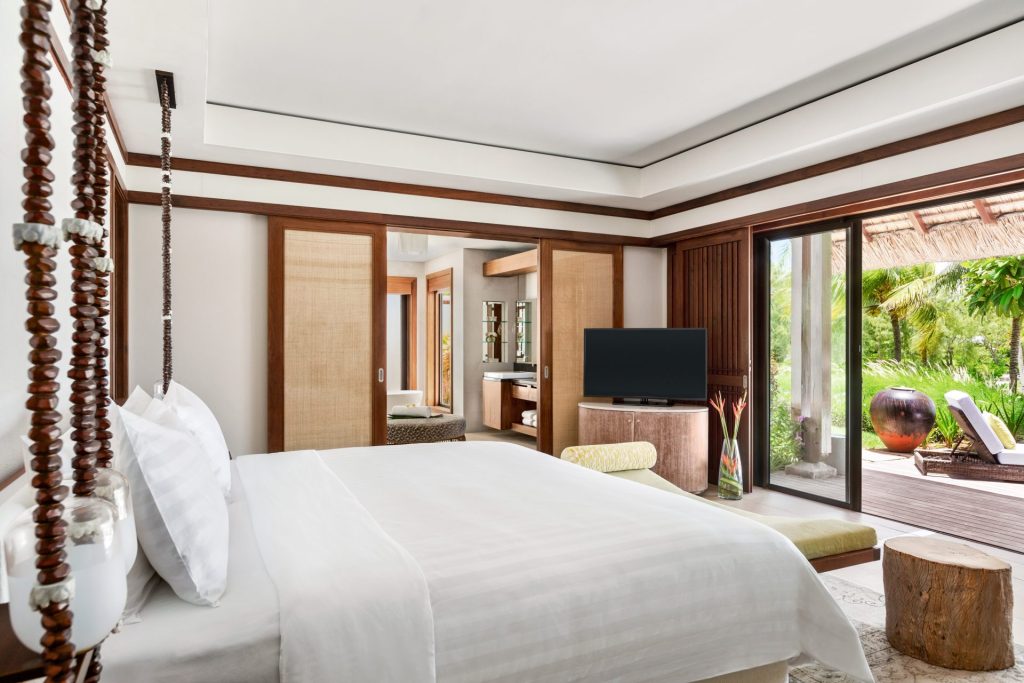 Voyages-de-Luxe_Shangri-La-Three-Bedroom-Beach-Villa_Bedroom
