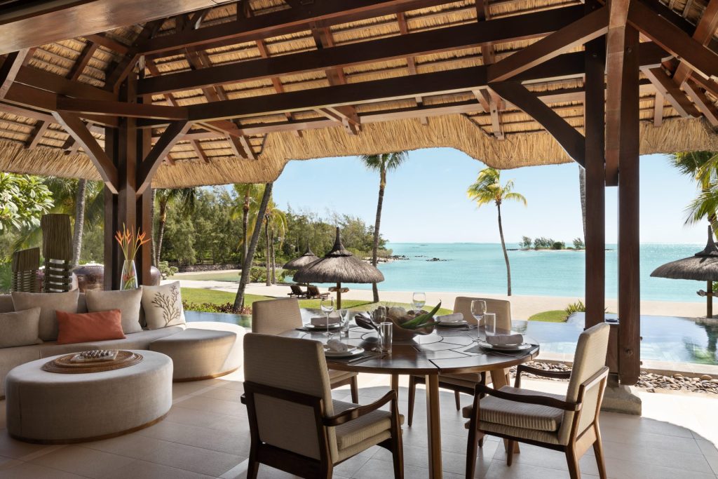 Prenez vos repas sur votre terrasse privée vue mer à l'île Maurice
