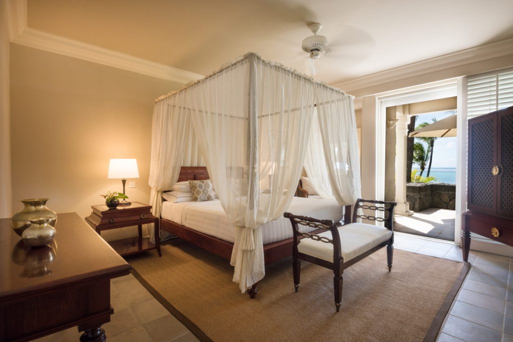 un lit king-Size à baldaquin pour une vos nuits romantiques à The Residence Mauritius