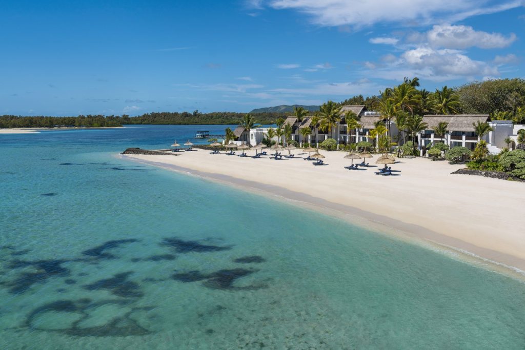 Pour un voyage de luxe à l'île Maurice: réservez votre chambre Coral Deluxe Accès plage au Shangri-La Le Touessrok avec VOYAGES DE LUXE