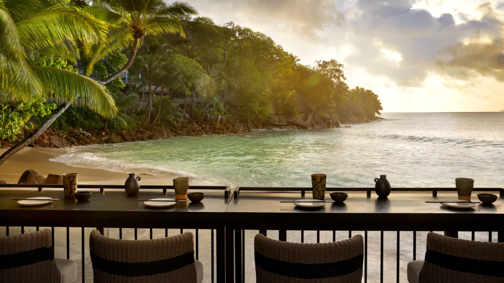 Dégustation de sushis en bord de mer aux Seychelles