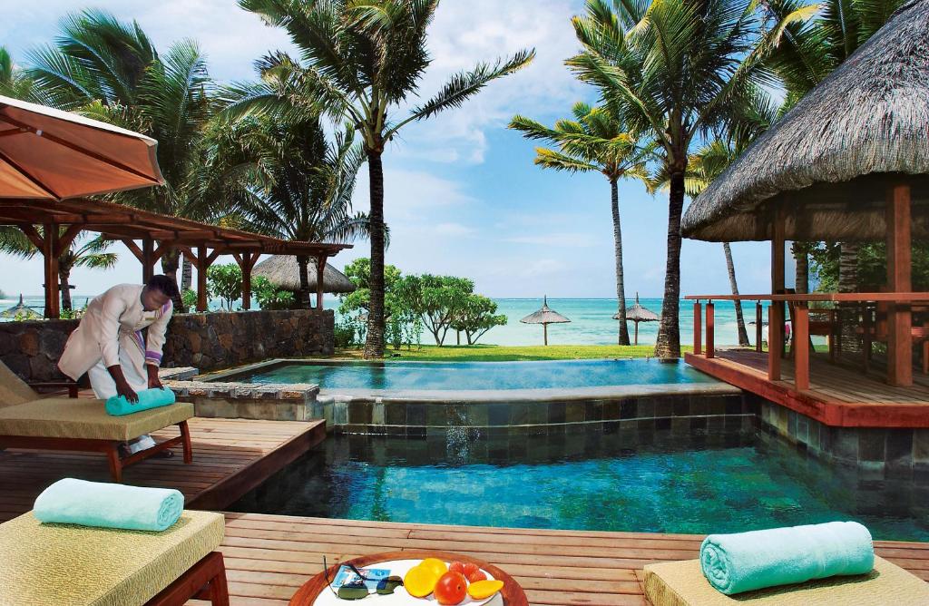 Service d'un majordome privé pour votre séjour ultra luxe dans votre villa avec piscine privée à l'île Maurice