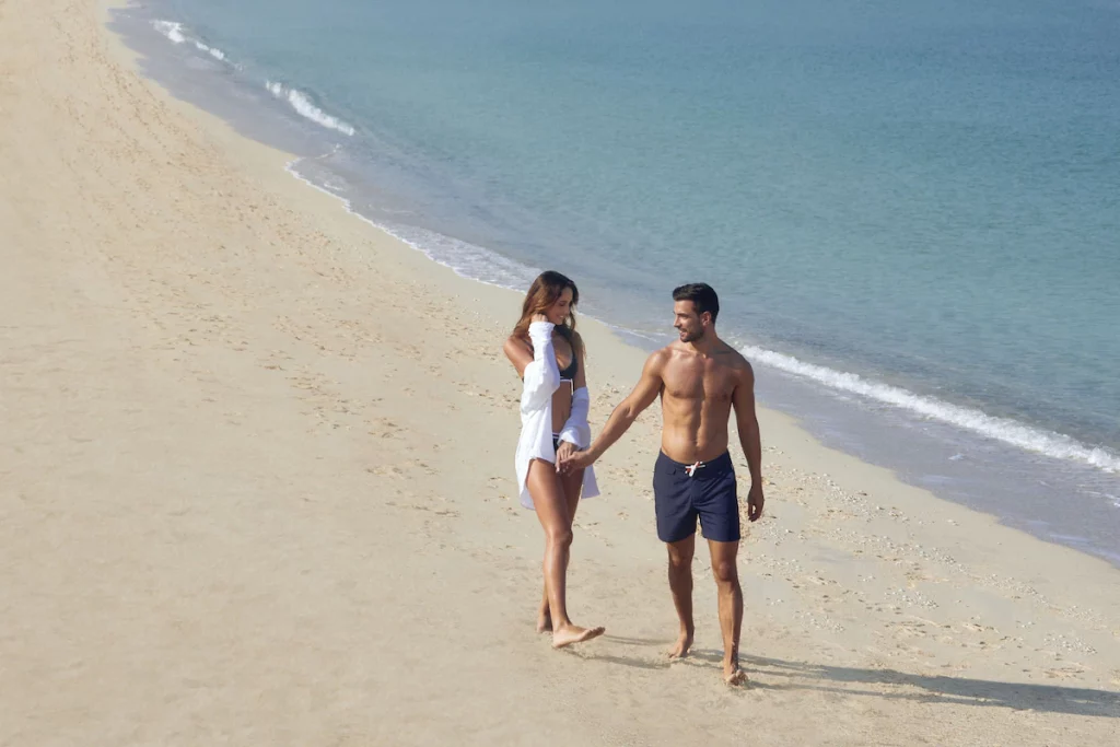Promenade en couple sur la plus belle plage de Dubaï : Jumeirah Beach 