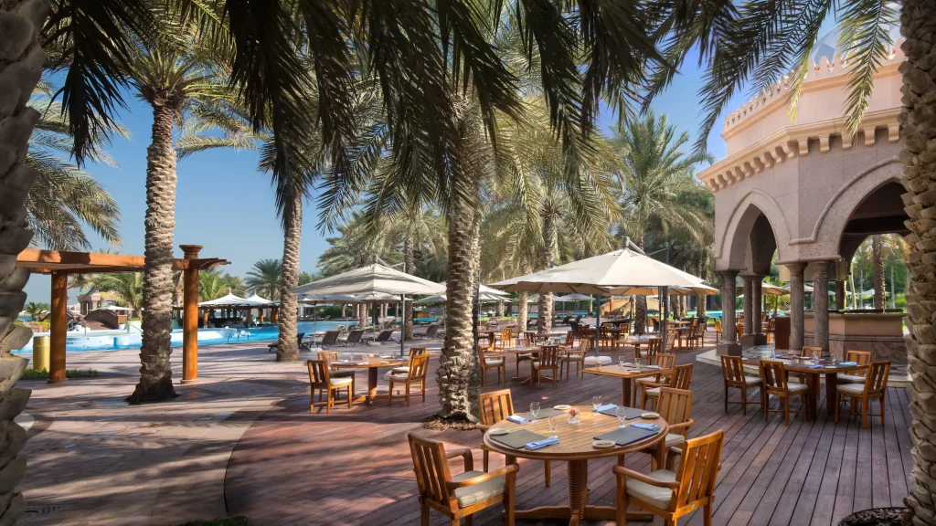 Dégustez au calme et au bord de la piscine de Emirates Palace Mandarin Oriental Abu Dhabi des fruits de mer juste pêchés 