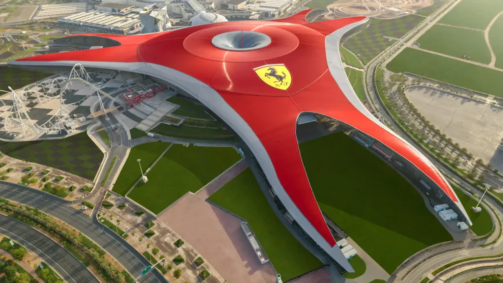 Découvrez le parc à thèmes merveilleux Ferrari World Abu Dhabi à Yas island - VOYAGES DE LUXE 