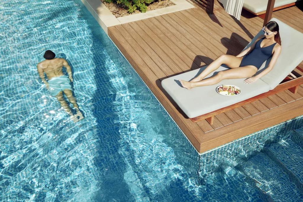 Détente en couple autour de la piscine de votre hôtel de luxe 5 étoiles à Dubaï
