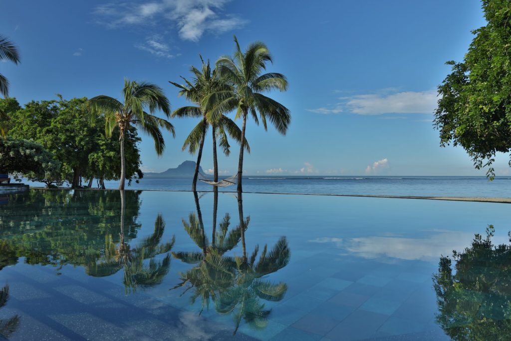 Piscine grandiose au Maradiva villas, hôtel 5 étoiles luxe à l'île Maurice