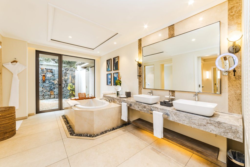 salle de bains grandiose au Maradiva Villas Resort & Spa à l'île Maurice