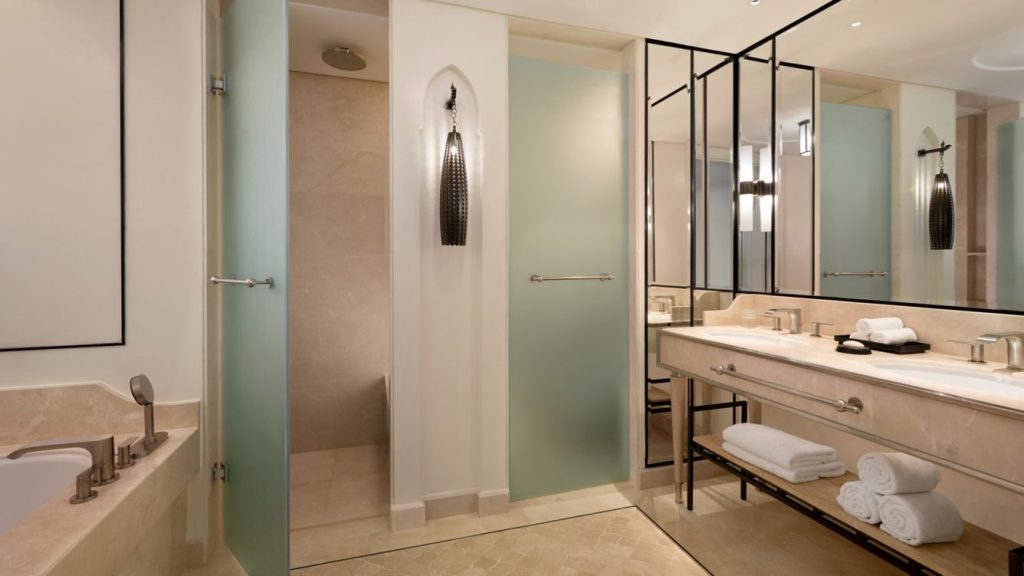 salle de bains de luxe avec baignoire et douche séparée au St Regis Tamuda, hôtel 5* luxe au Maroc