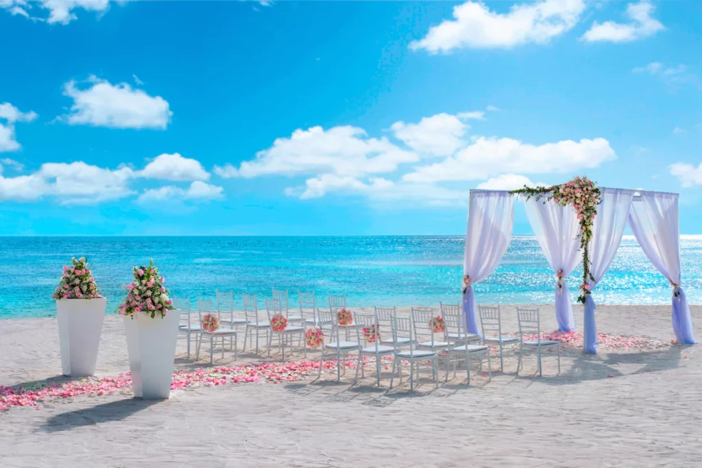 Mariage de luxe sur la plage aux Maldives