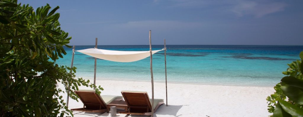 la plage privée aux Maldives à quelques pas de votre villa avec piscine privée 