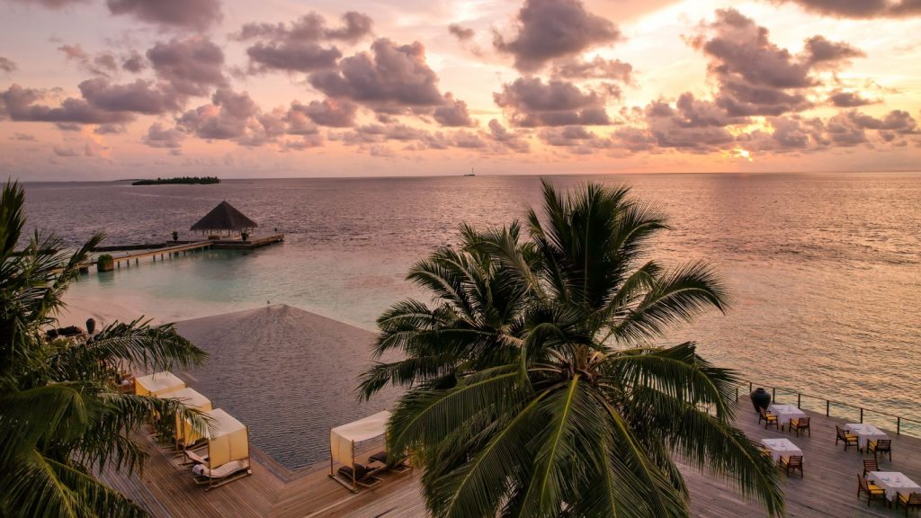 Cocktail au coucher de soleil aux Maldives 