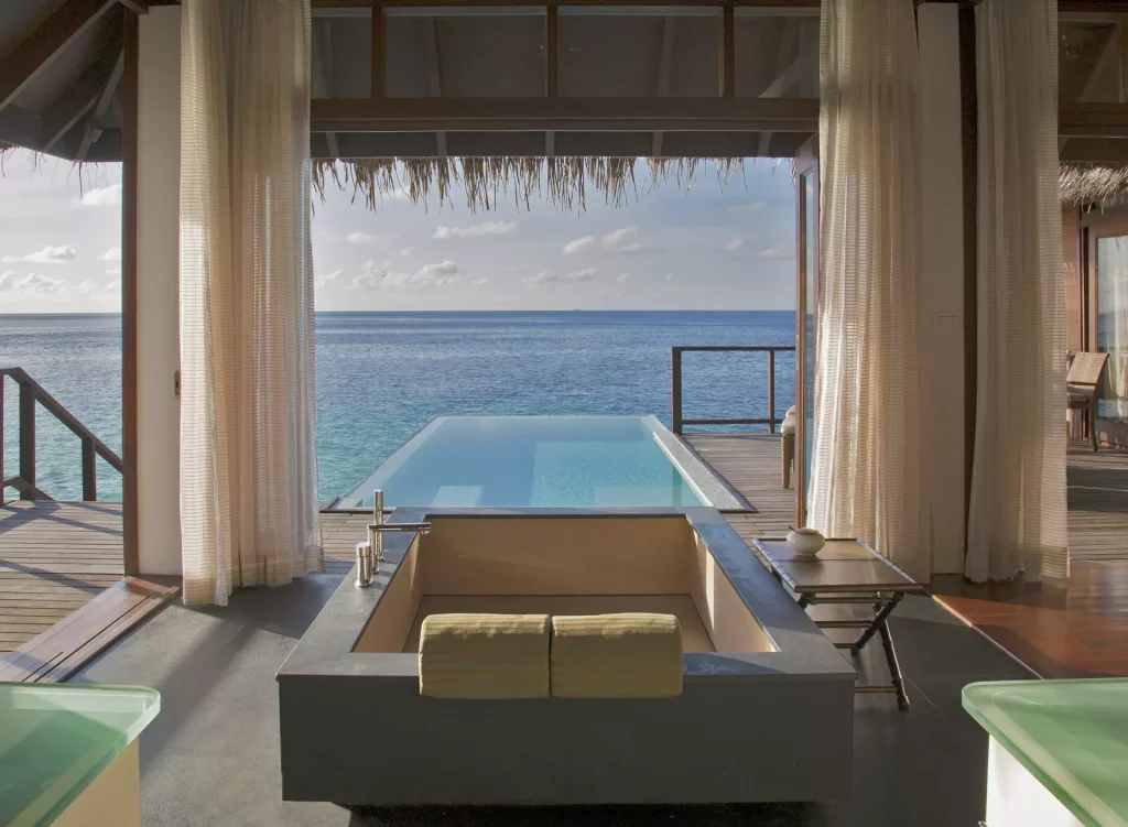 Villa sur pilotis avec piscine privée à débordement aux Maldives à l'hôtel Coco Bodu Hithi 5 étoiles luxe